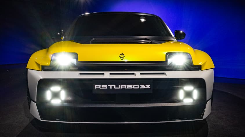 Новый Renault 5 Turbo 3E Ellis Hyde - передние фонари включены