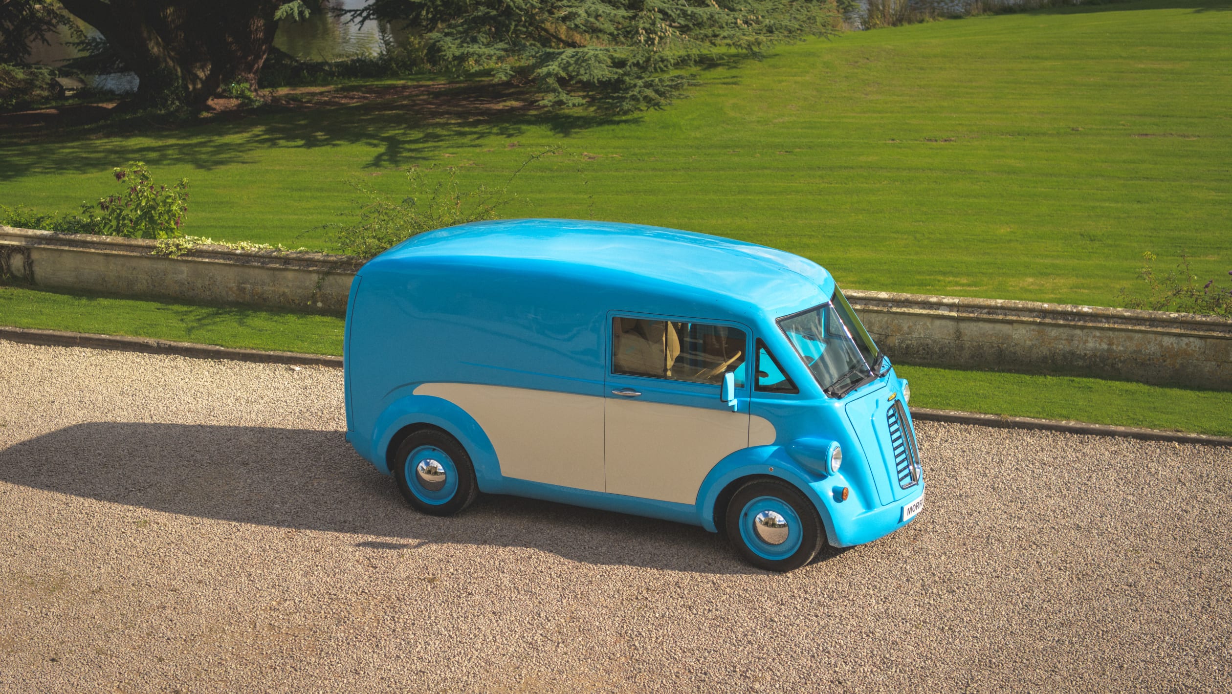 Morris Commercial returns with all-electric Morris JE van - pictures ...