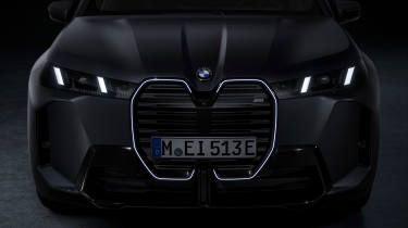 BMW iX M70 xDrive - night