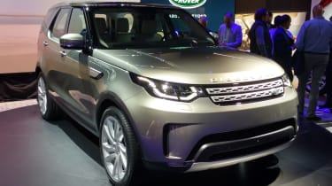 Land Rover Discovery 2017 - reveal front quarter