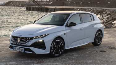 Peugeot 308 Hybrid GT Premium - static front angled