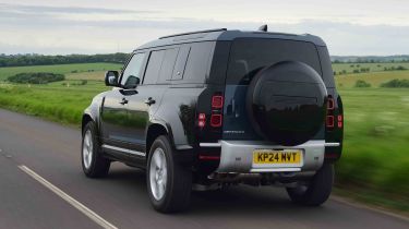 Land Rover Defender 110 County - rear tracking