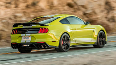 Ford Mustang Shelby GT500 - rear tracking 