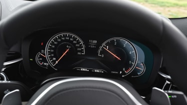 BMW 520d M Sport - dials
