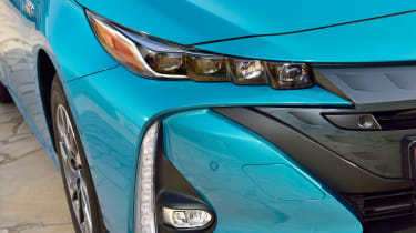 Toyota Prius Plug-In 2017 - headlight