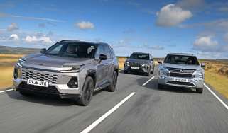 Toyota RAV4, Mitsubishi Outlander and Hyundai Tucson - front tracking