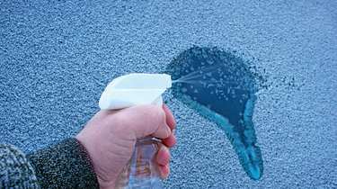 Winter car checklist - car de-icer 