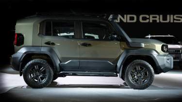 Toyota Land Cruiser FJ - green side profile