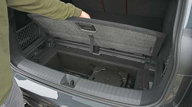 Audi SQ6 - cable storage