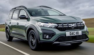 Dacia Jogger - front tracking