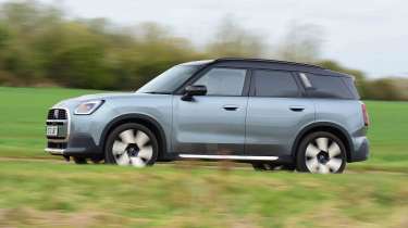 MINI Countryman - side panning