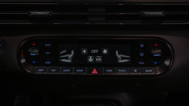 Genesis GV60 Magma - climate control