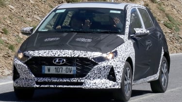 Hyundai i20 spied - front tracking 