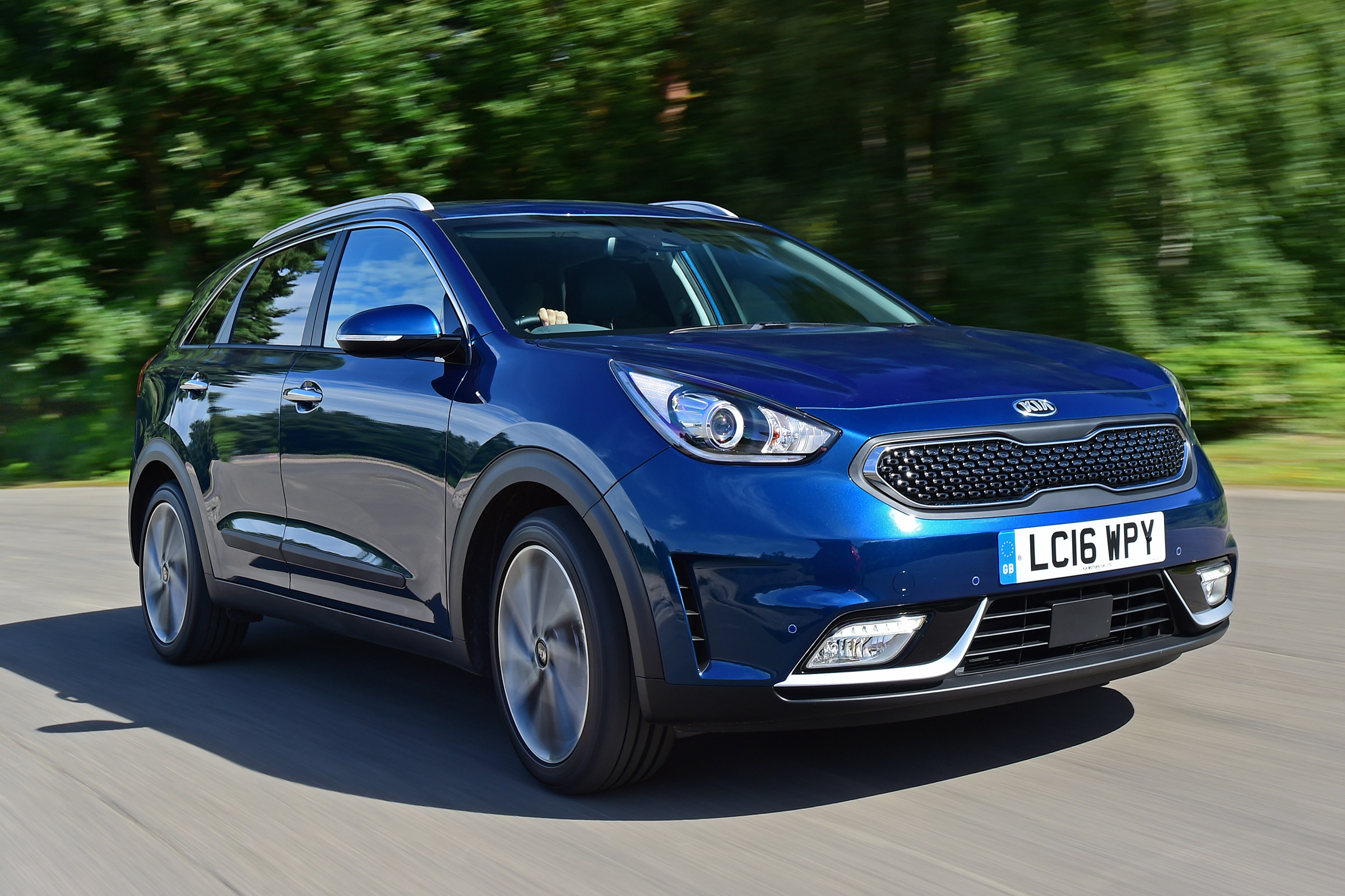 New Kia Niro hybrid SUV 2016 review | Auto Express