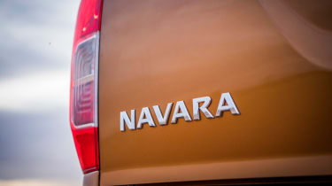Nissan NP300 Navara pick-up dune - badge