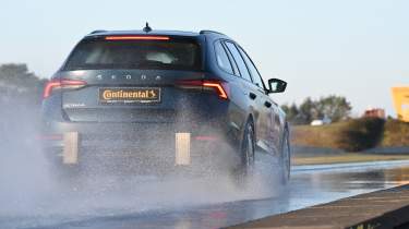 Skoda Octavia wet tyre testing, rear action