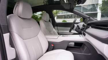 XPeng G6 AWD Performance - front seats
