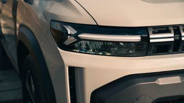 Dacia Duster Hybrid - front light