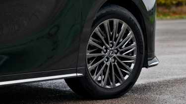 Lexus LM - wheel