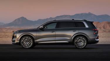 Audi SQ9 - side