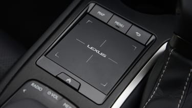 Lexus UX 250 Takumi - infotainment trackpad
