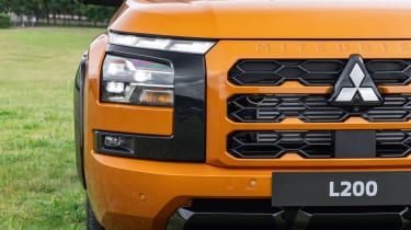 Mitsubishi L200 - front light