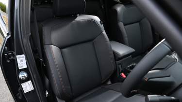 Mitsubishi L200 - front seats