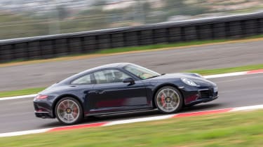 Porsche 911 Carrera 4S 2016 - side tracking