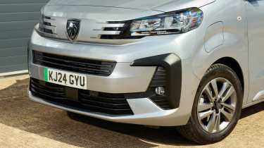 Peugeot E-Expert - front headlights and grille 