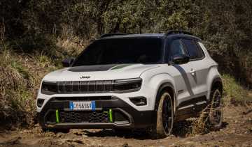 Jeep Avenger 4xe - front tracking 