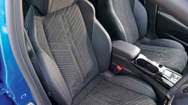 Peugeot E-208 - front seat detail