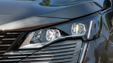 Peugeot 3008 MHEV - front lights