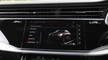 Used Audi Q8 - screen