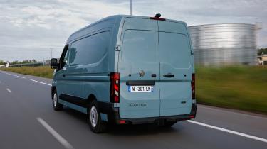 Renault Master E-Tech - rear tracking