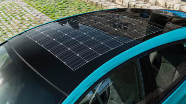 Toyota Prius Plug-In 2017 - solar roof