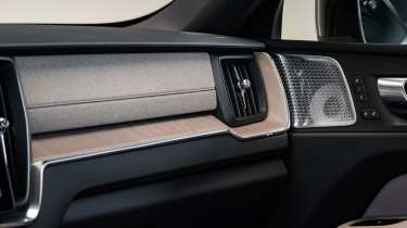 Volvo XC60 facelift 2026 - trim