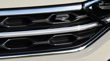 Volkswagen T-Roc R line - front grille badge