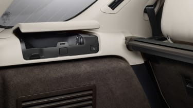 Land Rover Discovery 2017 - official boot storage