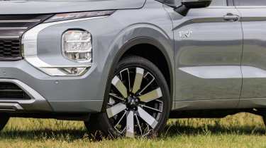 Mitsubishi Outlander PHEV - wheel
