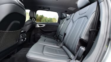 Audi Q7 2016 - rear seats