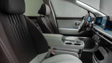 Hyundai Ioniq 9 - front seats