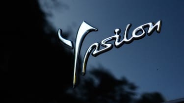 Chrysler Ypsilon badge