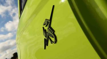 Abarth 500e - scorpion side scallop