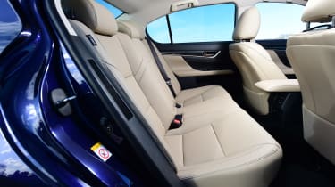 Lexus GS 300h 2016 - rear seats