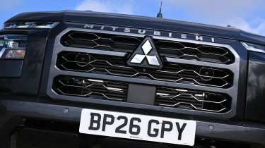 Mitsubishi L200 - grille