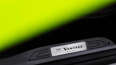 Aston Martin Vantage - badge