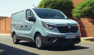 Renault Trafic E-Tech - front action