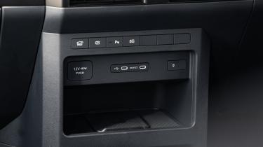 Kia PV5 Cargo - centre console