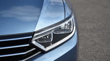 Volkswagen Passat headliamp