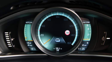 Volvo V60 Plug-in Hybrid dials
